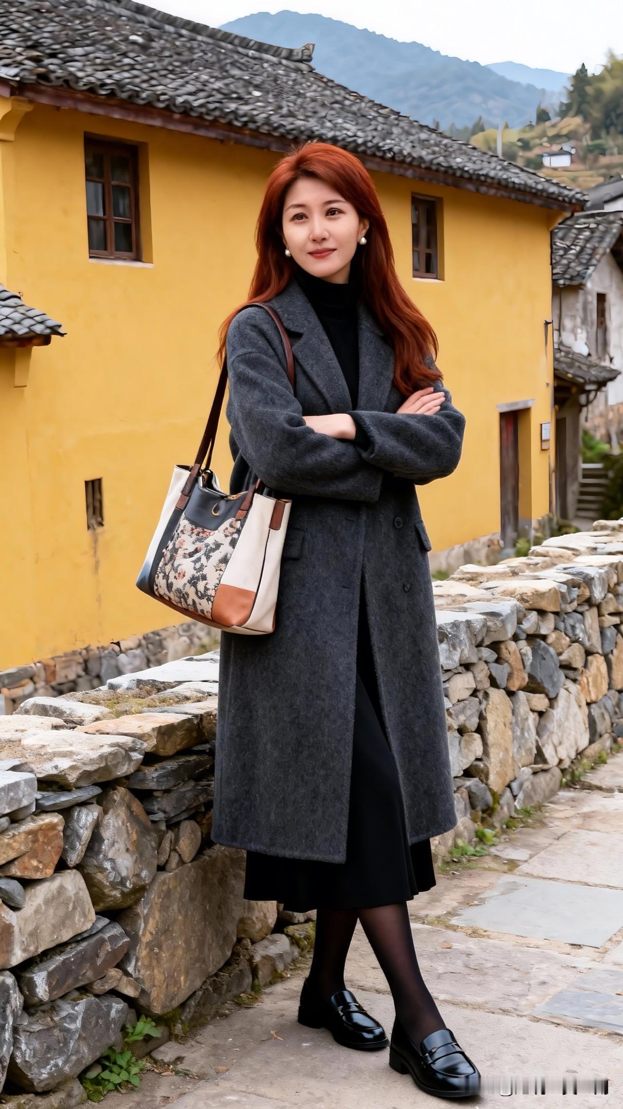 红袖添香夜，黄墙映秋光。分享一张今天的照片吧 秋日穿搭指南：灰色大衣+黑色裙装，