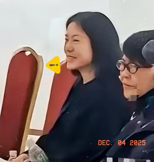 这下，全国人民都知道了，
杨振宁离世后第37天，
49岁翁帆不仅带上母亲参加画展