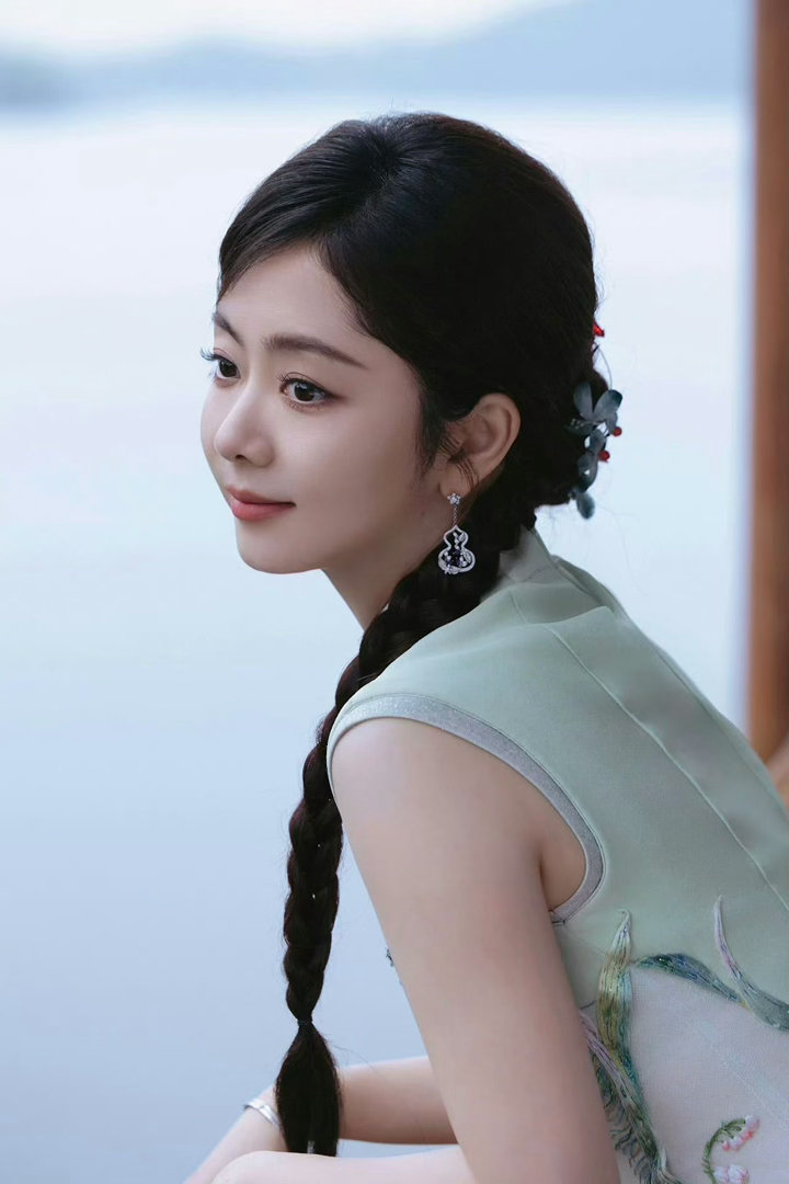 谭松韵端午晒旗袍照央视端午晚会好多美女！！看到谭松韵的去拍照好美啊，江南美女烟雨