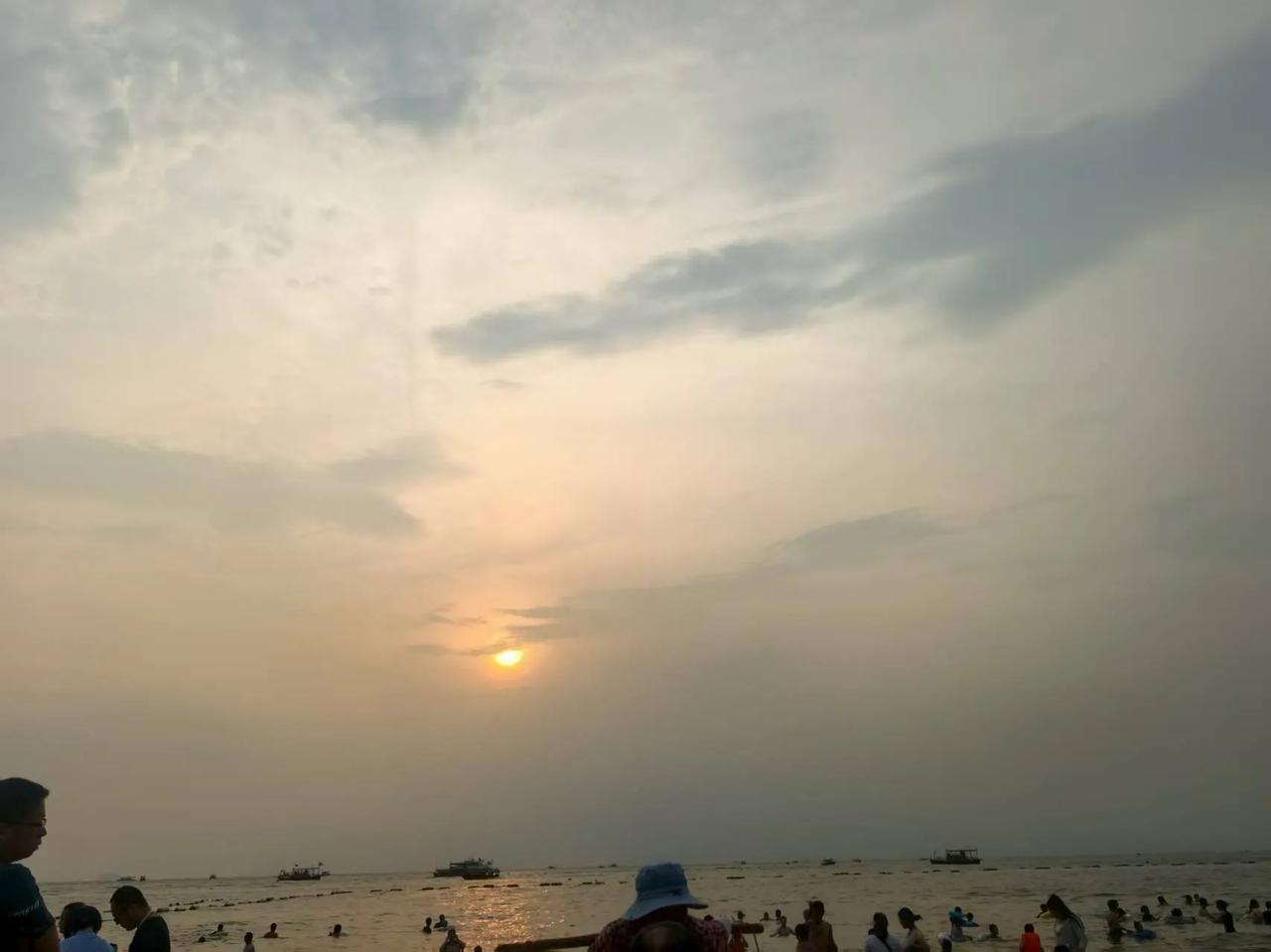 夏日去哪儿之我在惠州巽寮湾晒太阳
此时此刻只想吟诗一首
哇，大海，你是真的大
哇