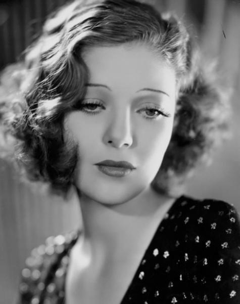 1935年，22岁的女演员洛丽塔·杨，跟已婚的克拉克·盖博，在戏场发生了关系，还