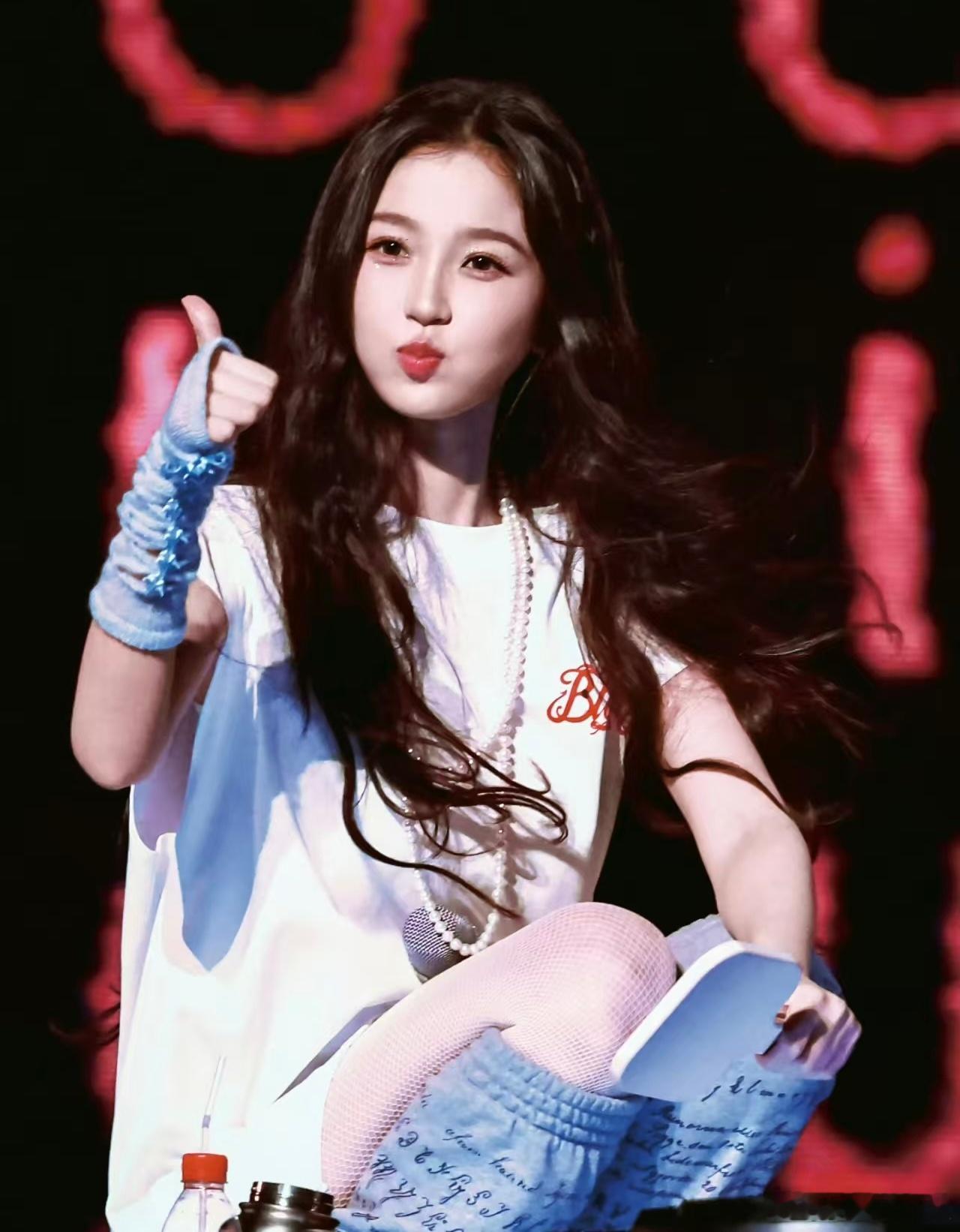 虞书欣站姐边哭边拍举着大炮的手明明在抖，镜头里是闪闪发光的她，镜头外是热泪盈眶的