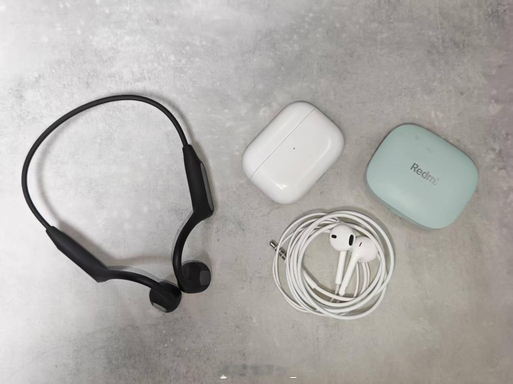 降噪耳机我有2款，苹果的和小米的🎧这玩意确实一分钱一分货，苹果的质感明显好很多
