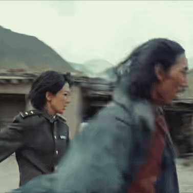 杨紫素颜拒用替身必要时还是用点替身吧笨拙的打戏真的好出戏，一看就是没有经过训练的