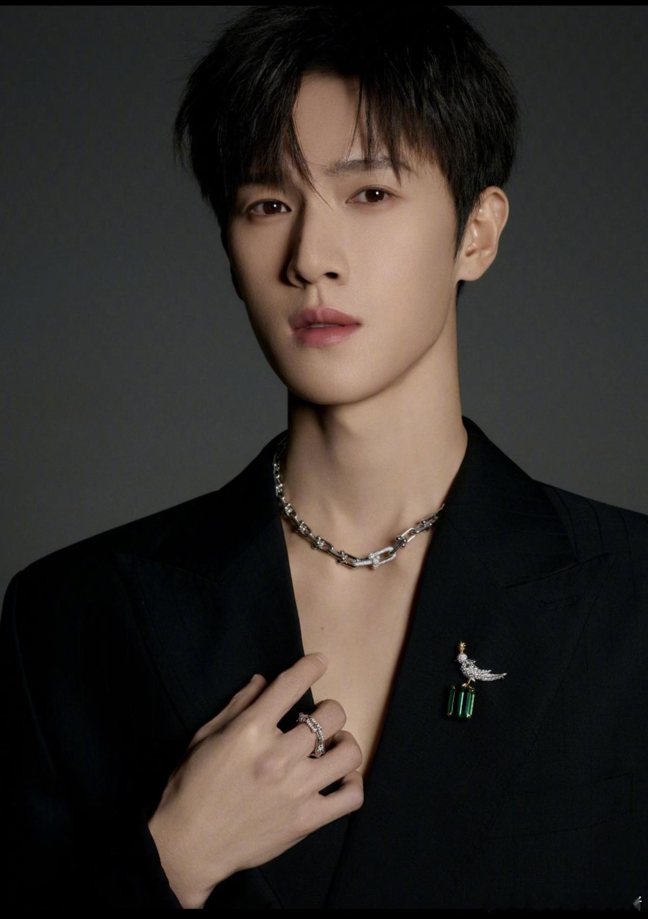 李昀锐Tiffany代言预热，好适配