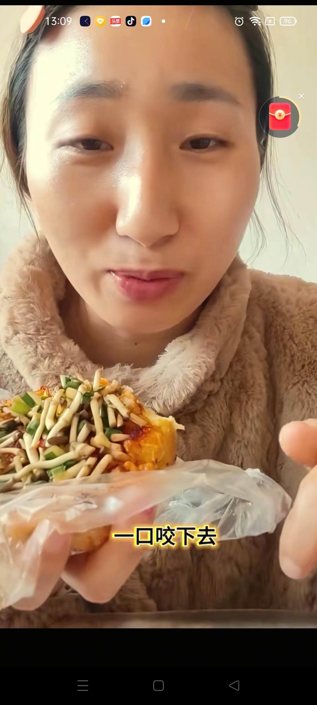 胡龙寻亲成功，能够回到亲生父母怀抱，这个大妹功不可没，哥哥没回来的时候，她撑起了