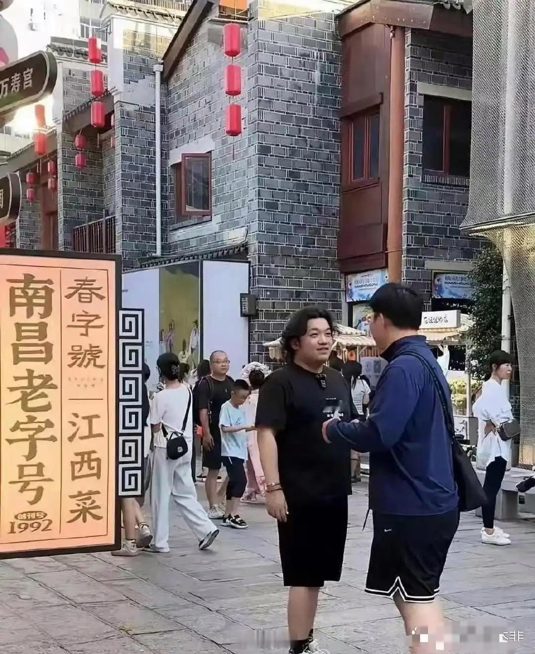 路人在南昌老街偶遇夏雨，看着身形和模样变化挺大，难怪不少网友说很少看到他拍戏了。
