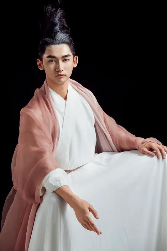 终极清醒：从“向死而生”悟生命厚度
庄子鼓盆而歌的故事近日被改编为舞台剧，探讨生