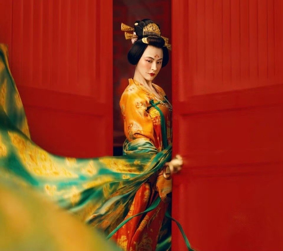 回眸一笑百媚生！确认的眼神，她是唐美人！你们给热依扎的唐妆打扮打几分？  