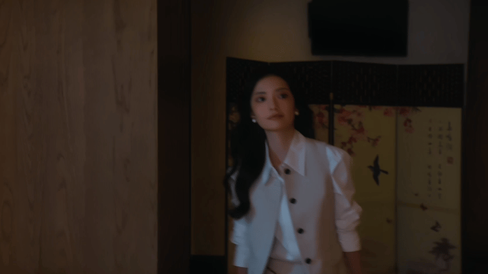 加奈那穿搭一股大生意人味儿 加奈那的穿搭简直就是“职场野心”实体化！明明新人身份