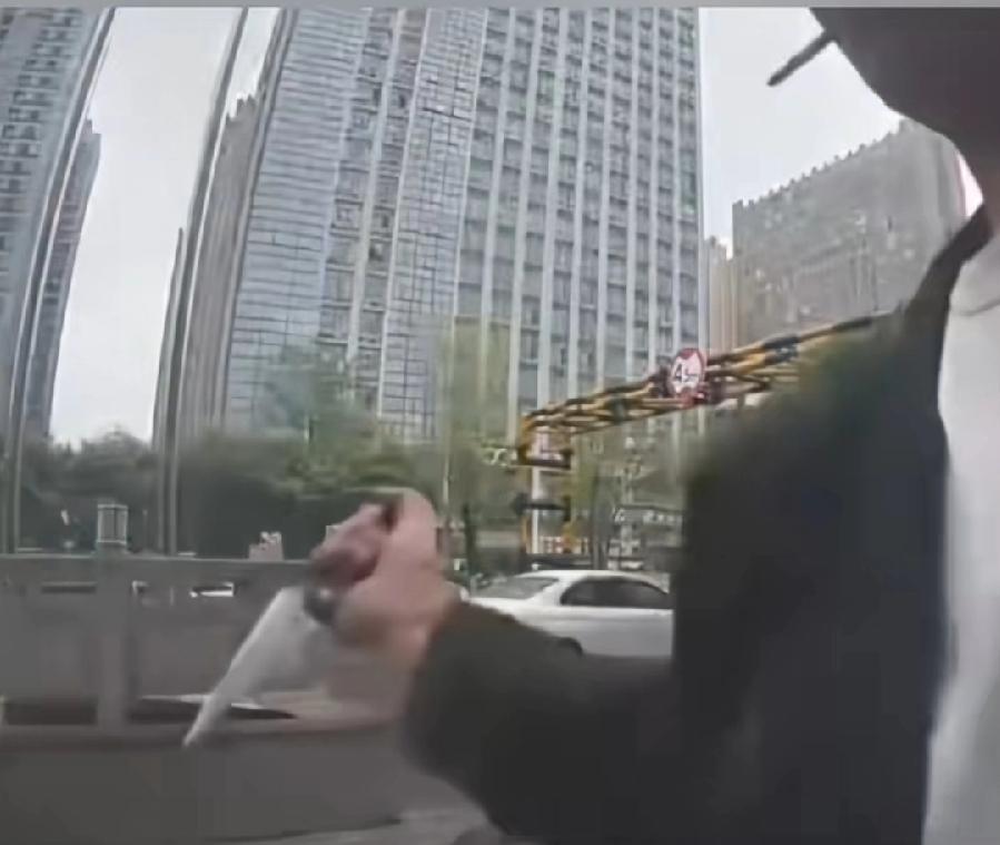 长沙男子持刀划车用鸽子血涂抹，监控显示，一名戴着鸭舌帽黑衣男子，嘴叼着烟，左手拎