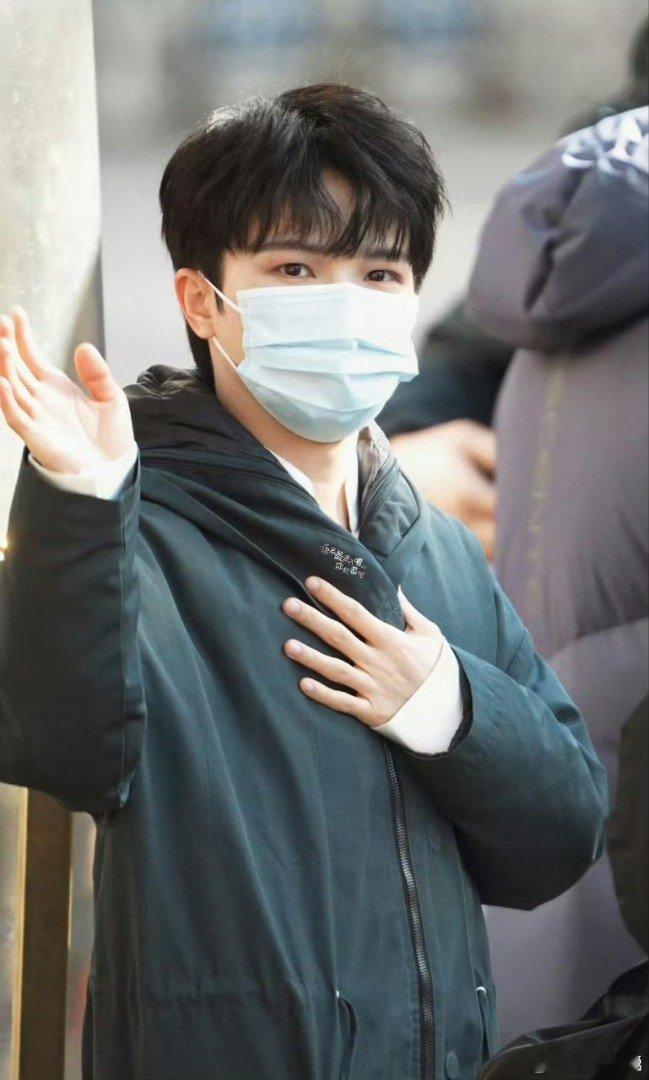 周深下班使人年轻周深状态太奇妙，上班时认真彩排，敬业值拉满。一下班，笑意就藏不住