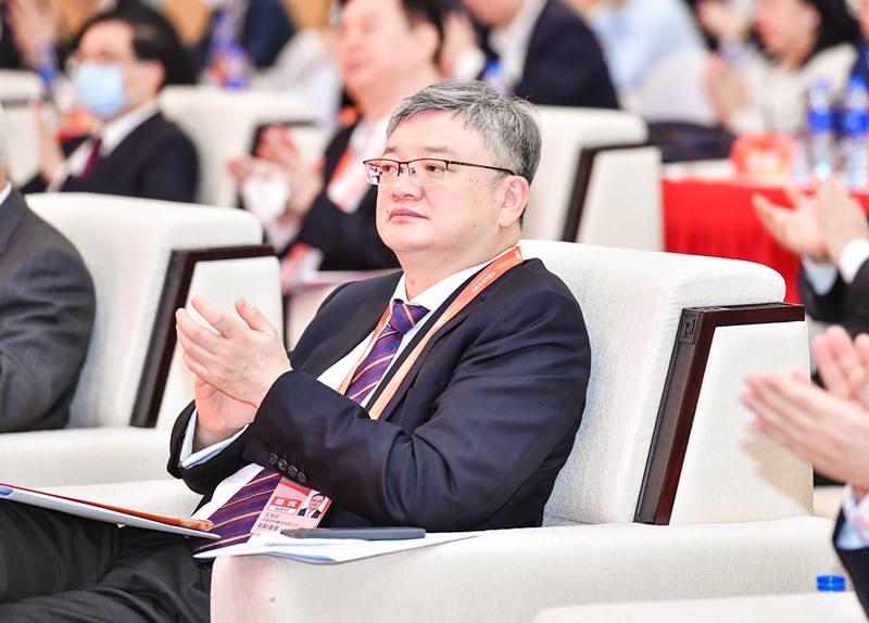 华润集团顺利完成了新老交替，今年54岁的王海民已正式到任华润（集团）有限公司董事