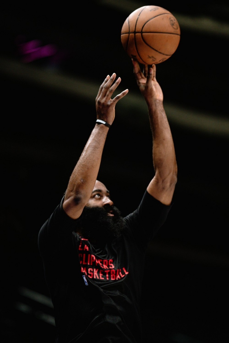 表情严肃🥶备战G3！#快船vs独行侠##nba季后赛# ​​​
