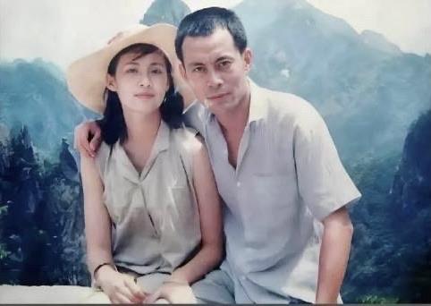 1988年，张光北和陈炜‌同游黄山，两人坐在一起合影，背后是山顶的风景，雾气朦胧