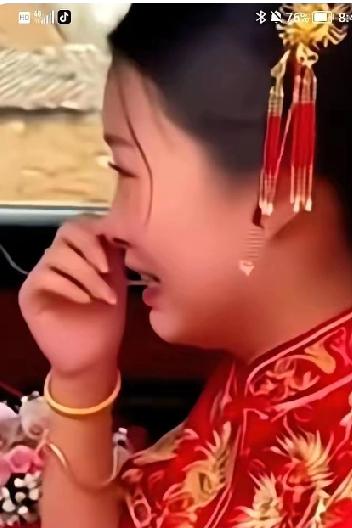 婚车引擎盖上的那束手捧花，终究没能等到被新娘接过的那一刻，就像六年的朝夕相伴，抵