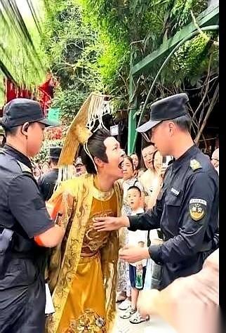 演员郑国霖，在宋城景区门口，被拦下来了。
对面一个保安，手伸得笔直，不认脸，只认