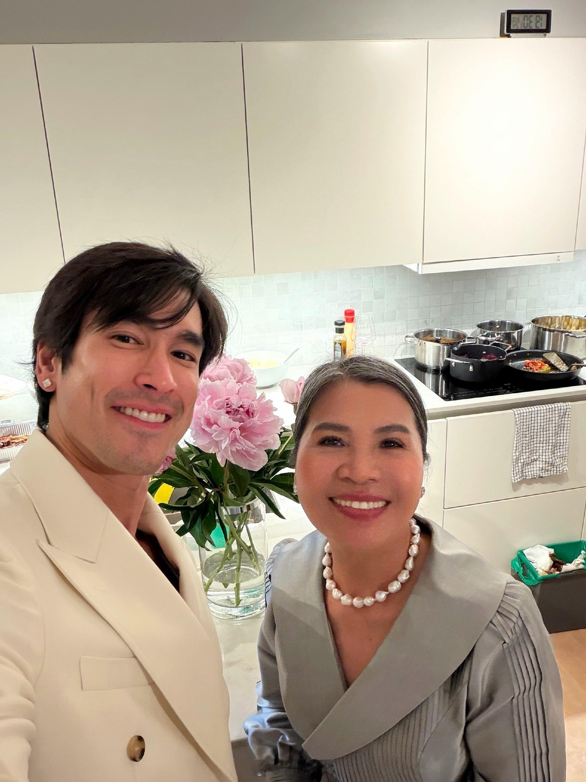 Na妈说得对，新郎官这笑容也太犯规了～谁顶得住啊！ 
