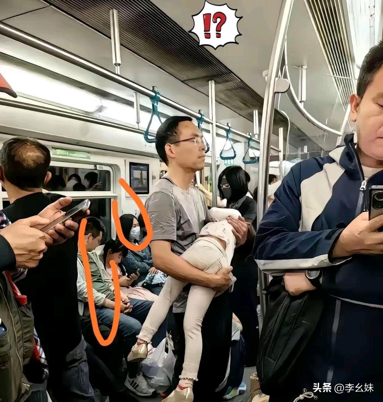 大哥抱着睡着的娃，累得直打哆嗦，浑身是汗，周围坐着的那些人都是低头玩手机，没一个