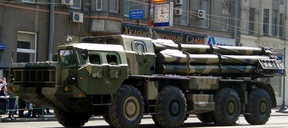 作为看了十几年军事推演的老军迷，看到这段乌军维尔卡 M 导弹深夜突袭的实录，我手