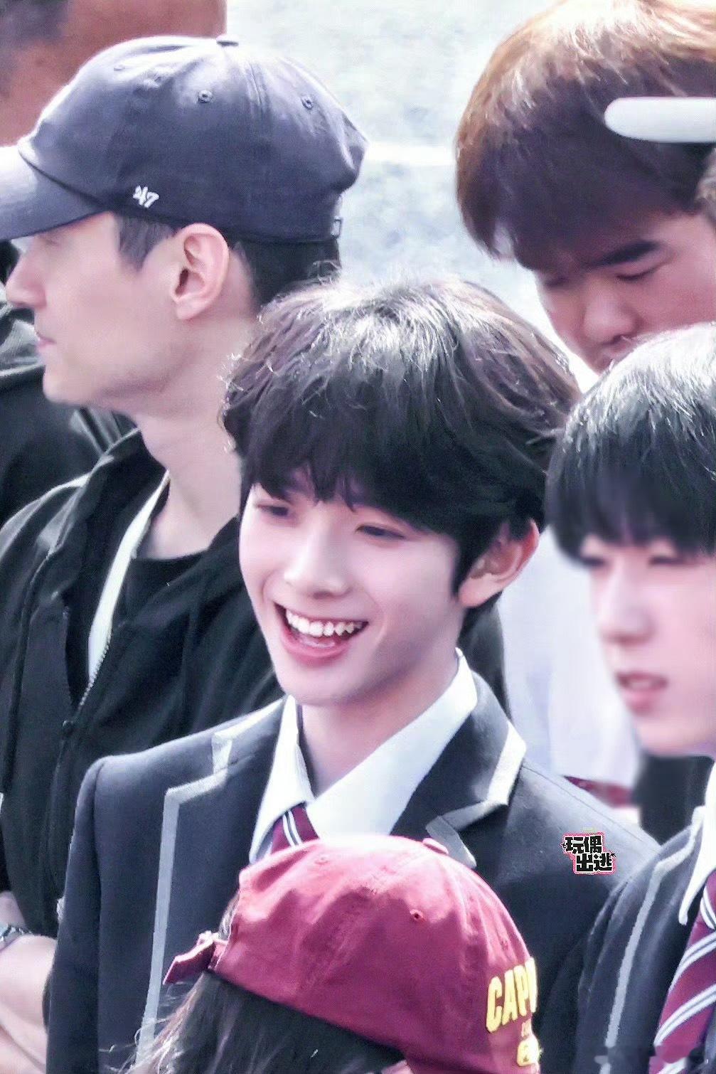 陈浚铭开机状态今天状态直接拉满，一出场就自带氛围感，期待谢逸舟学长～ 