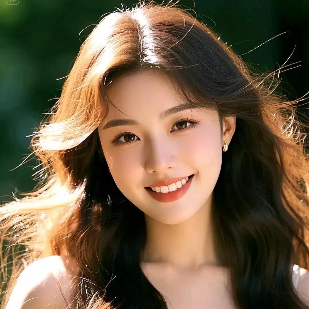 阳光下的微笑女孩，温暖动人，满满正能量！😊少女感微笑女孩 少女的笑容 美少女的