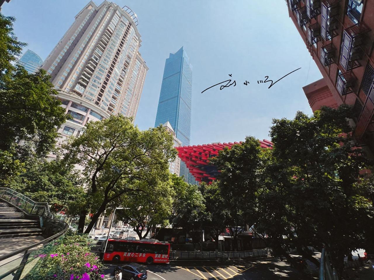 重庆作为西部唯一直辖市，近年凭借互联网成为网红旅游城市，洪崖洞、李子坝等景点备受