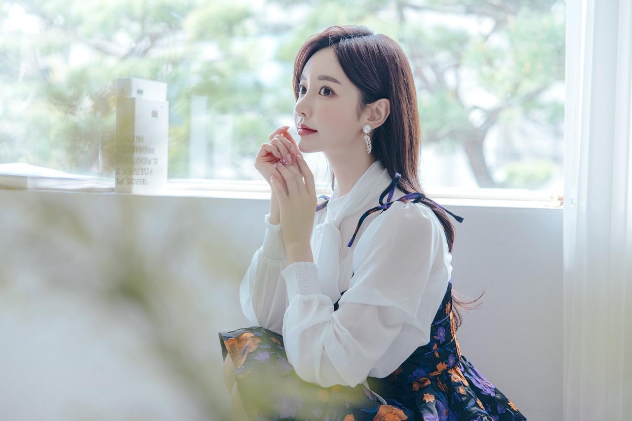 孙允珠-紫藤曼陀罗神秘妖精花穗摆裙（1）。