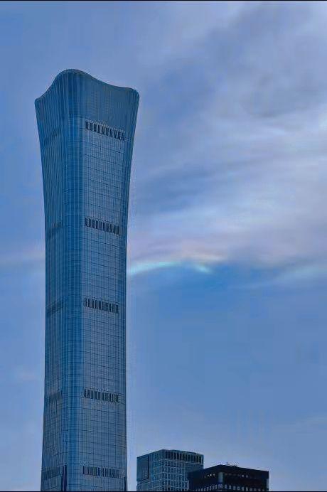 七彩云不像彩虹，原理也不一样#今天的天空特别美 #北京cbd #七彩祥云有好运 