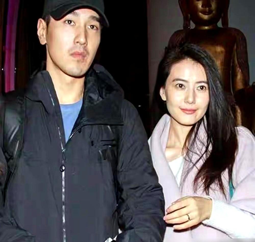 副导演悄悄捅了捅陈凯歌，示意他看监视器。

镜头里，高圆圆和赵又廷根本不像在拍戏