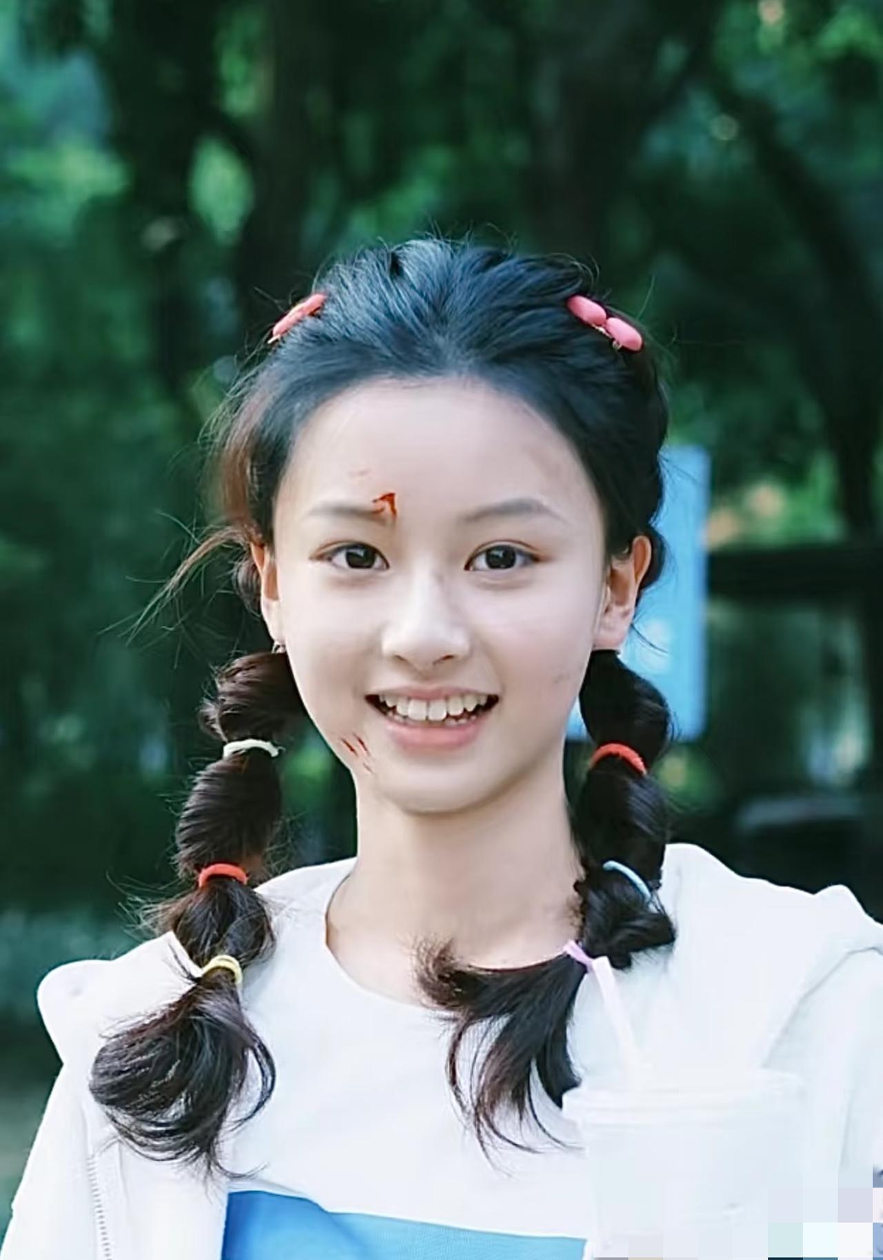 赵钰琪的爆红，是娱乐圈算法时代一次精准的“人工降雨”！
三个月粉丝狂涨20万，这