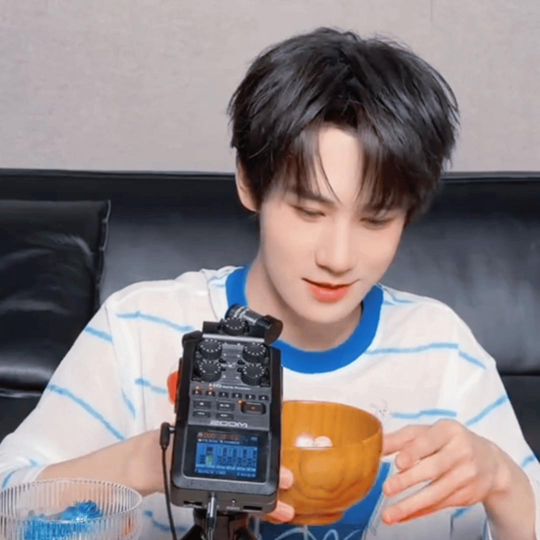 张真源沉浸式ASMR张真源100期当然要来点不一样 猜了很多次百期会有什么惊喜，