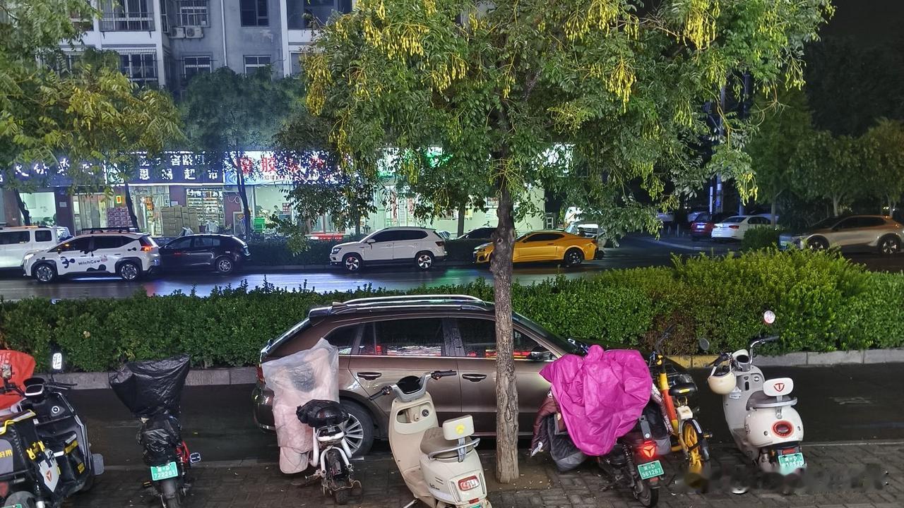 在头条安利我的兴趣 雨夜街景，车流如织，灯火阑珊，静谧而温馨。