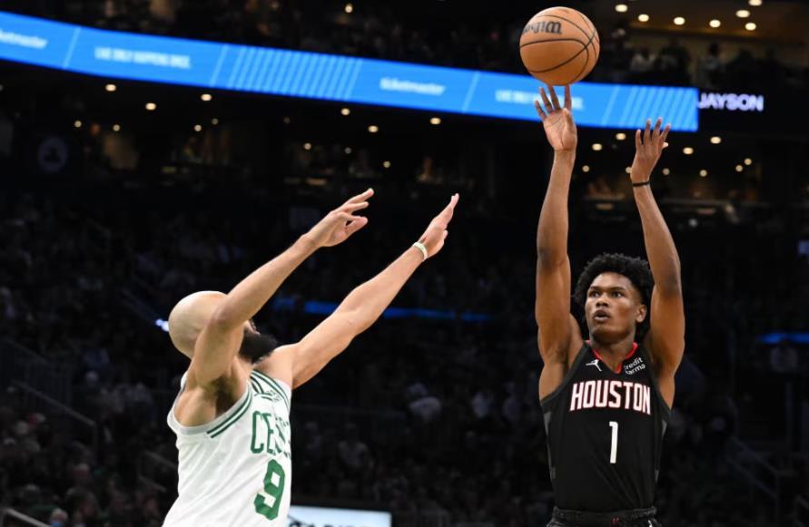 火箭队的老将中锋亚当斯自从赛季报销之后，我们知道，根据数据统计显示，火箭队的篮板