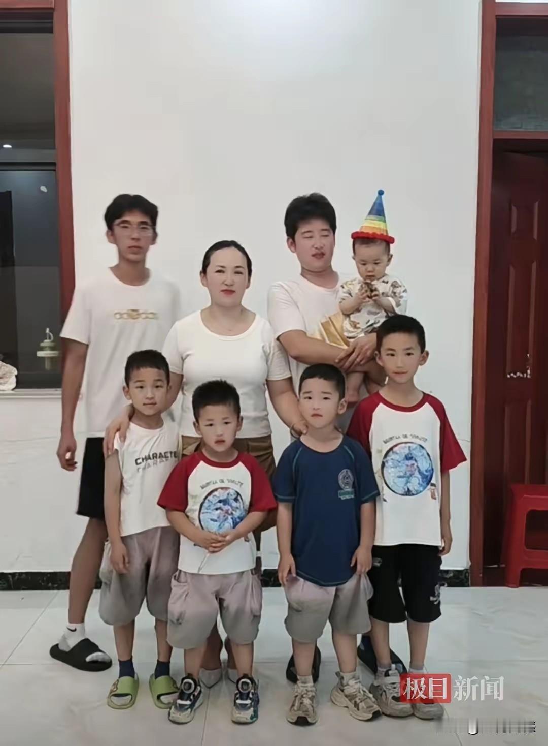 80后夫妻能够生育六个孩子，这实在是不简单了，拉扯这六个孩子长大成人，付出的心血