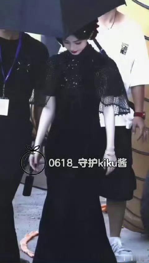 鞠婧祎万花世界黑旗袍路透 鞠婧祎万花世界黑旗袍路透杀疯了，修身黑旗袍尽显优越比例