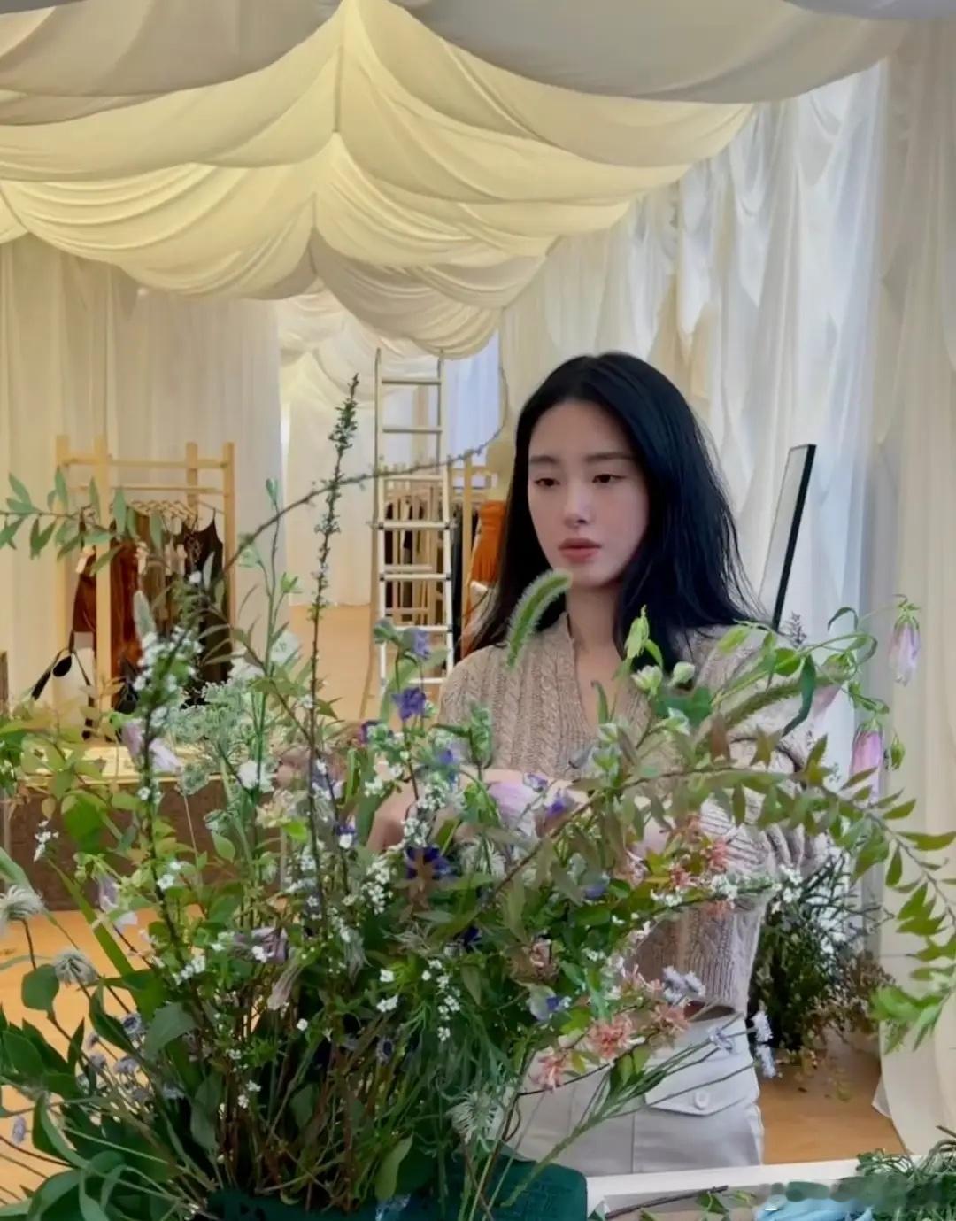 杨采钰上海办义卖会，亲妈出场比她还有气质，一身大牌贵气又年轻！ ​​​