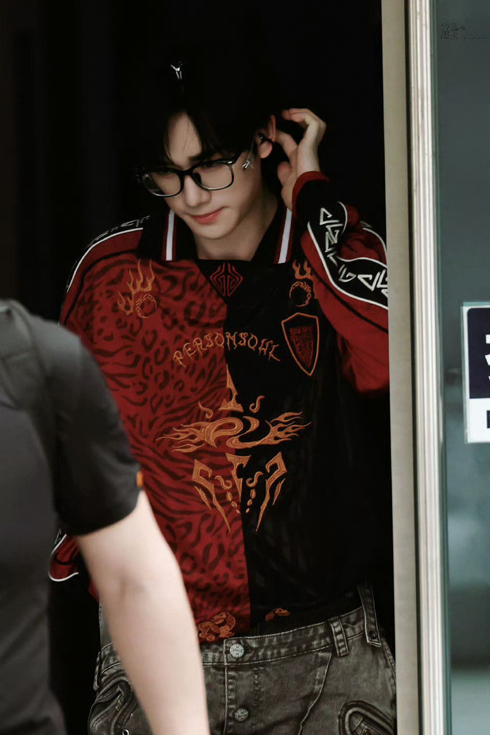 丁程鑫 美高学长丁程鑫红黑上衣搭配牛仔裤➕👓，今天是美高学长！🙋♂️你好星期