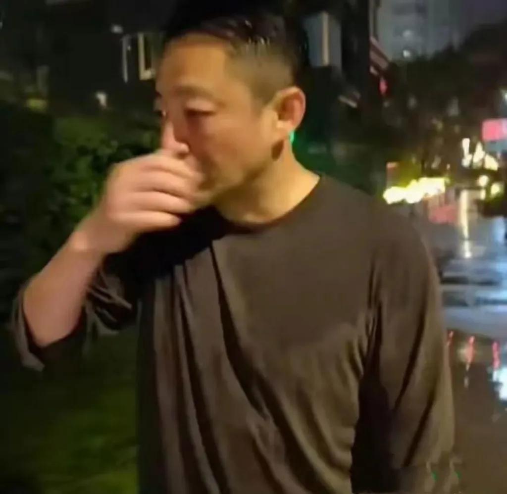 汪小菲淋雨被质疑作秀：真情还是表演？近日，汪小菲在台北街头淋雨的画面引发热议。前