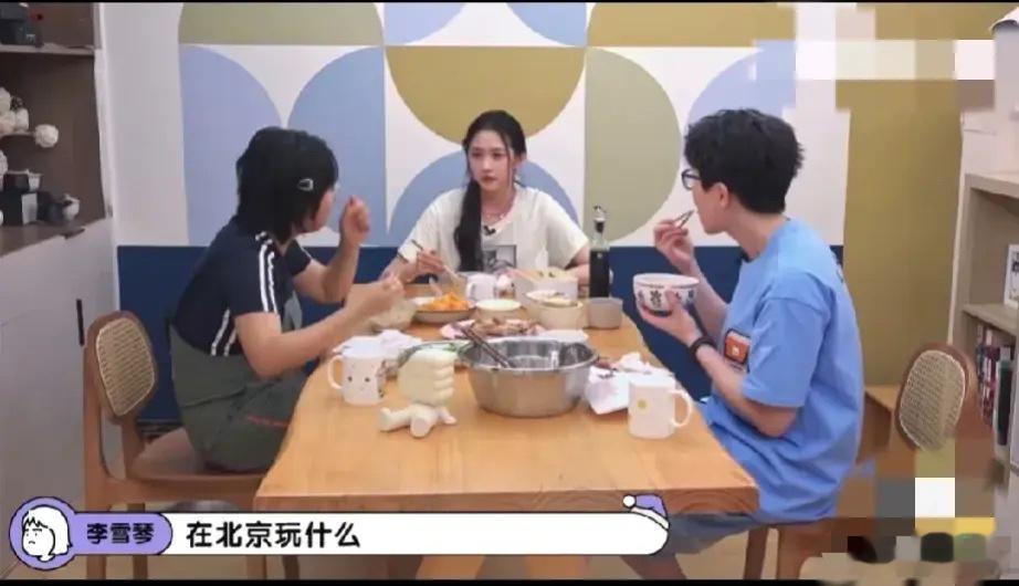 #关晓彤三句不离喝点#关晓彤是不是内娱中最爱喝的女明星了？[二哈]李雪琴问关晓彤