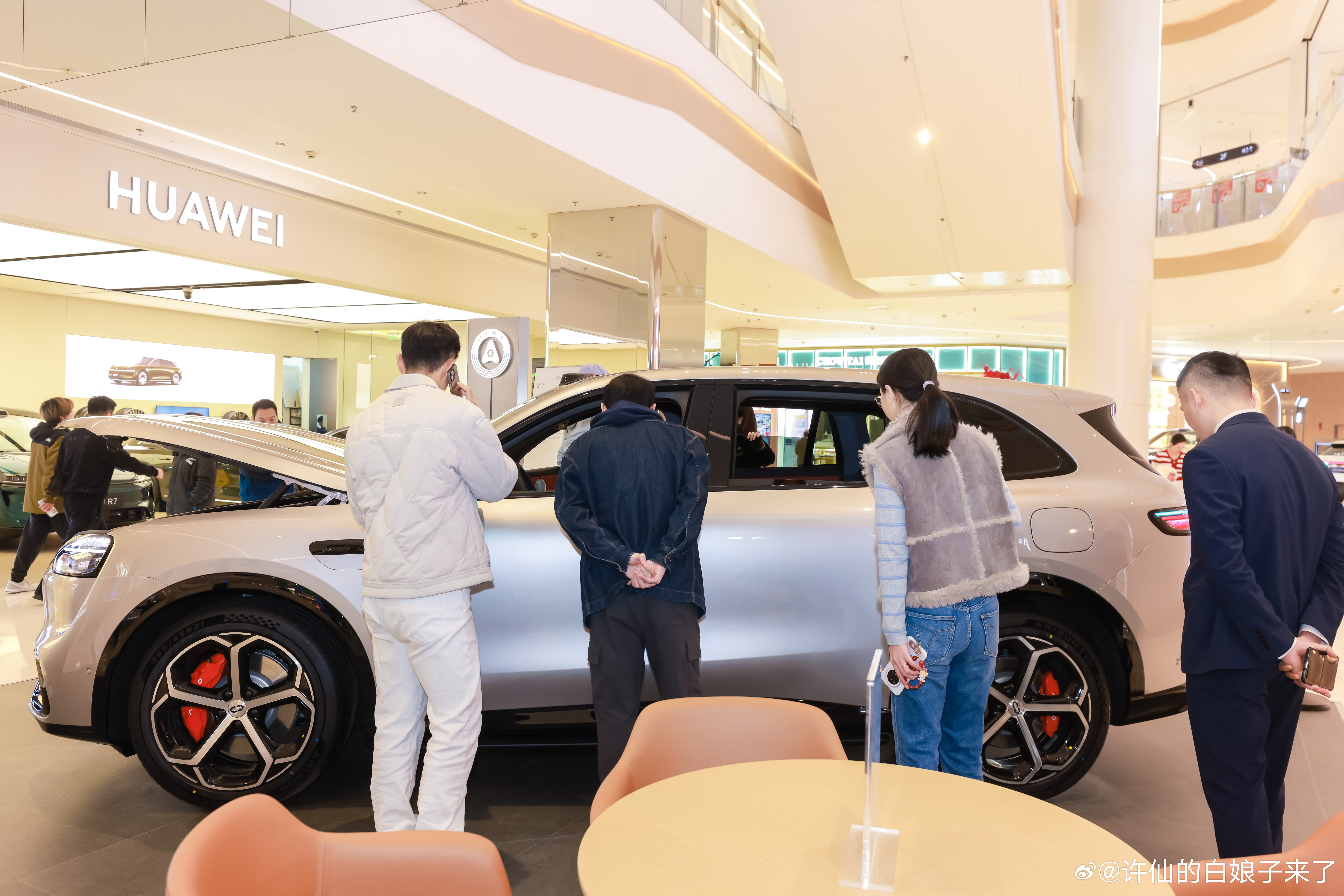 问界M6近七成小订用户为90后问界M6小订纯电版订单近五成 问界M6预售火爆，小