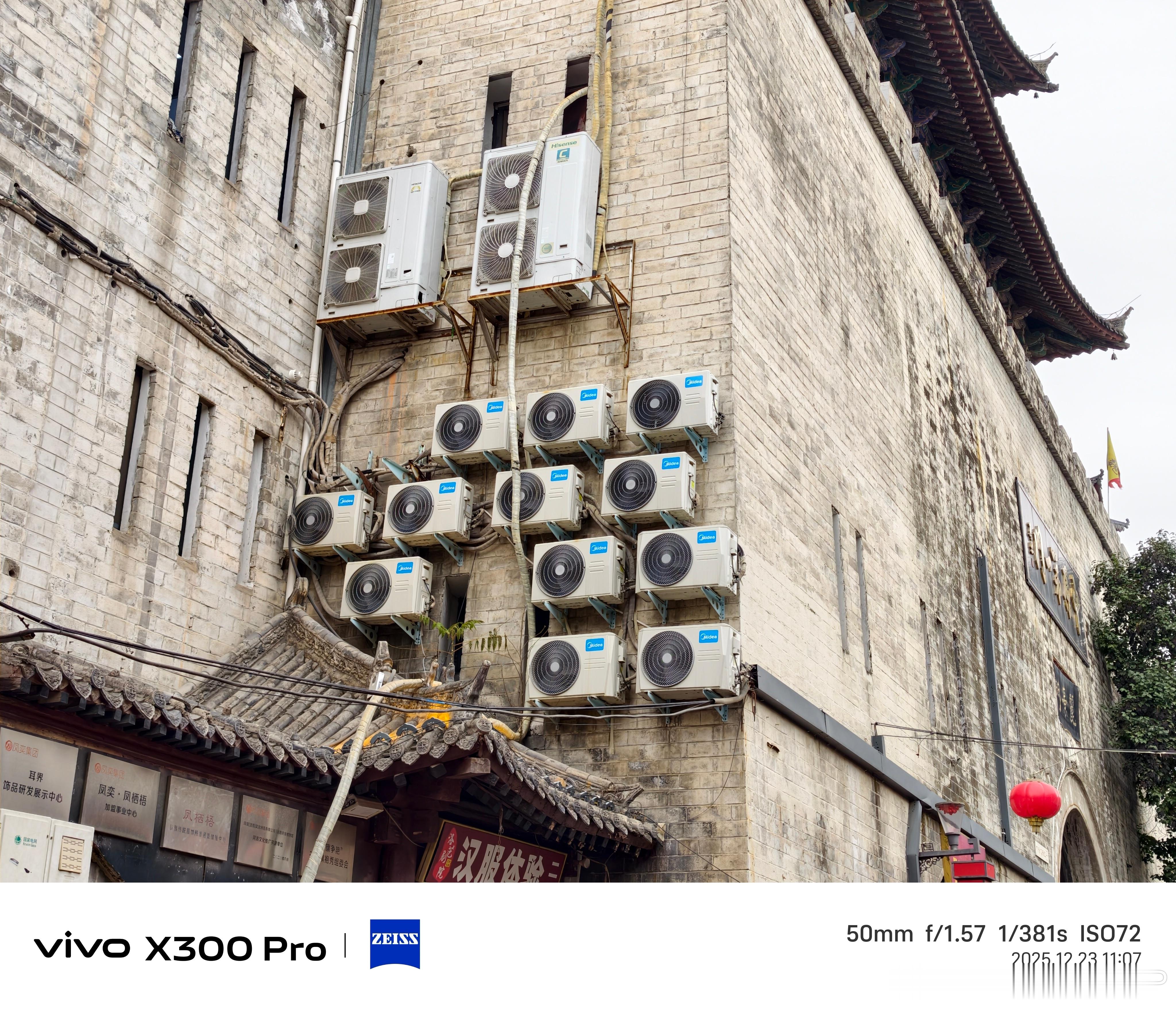 古城墙挂一堆空调外机这对嘛？ 洛阳·丽景门