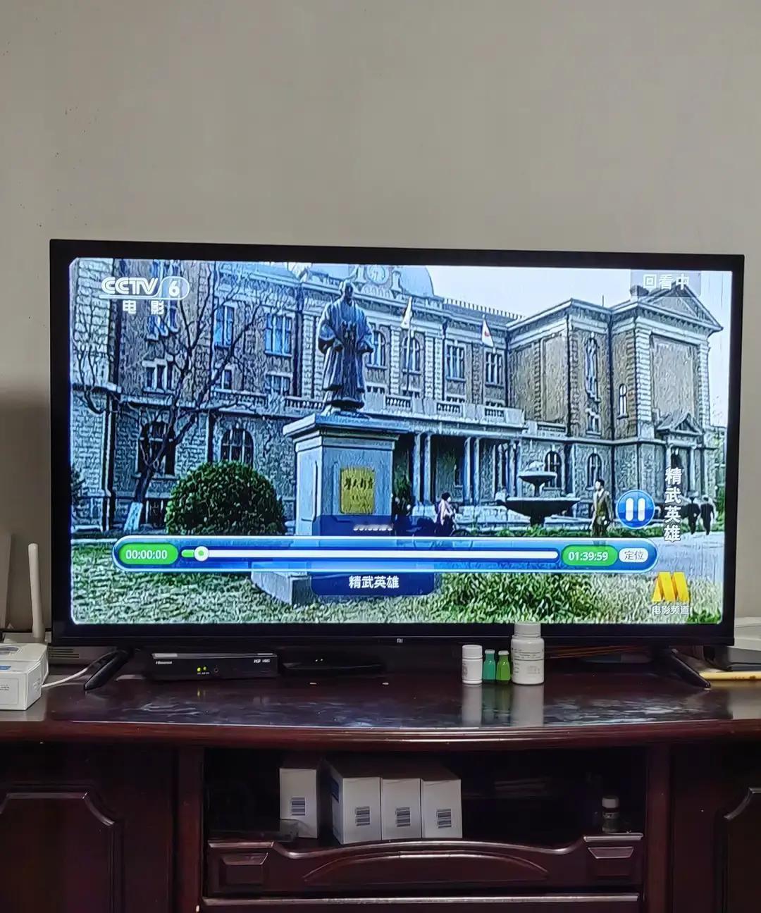 李连杰在这部电影里，揍了三个“自己”。
 
你看到的，是穿学生服、打领带的留日青