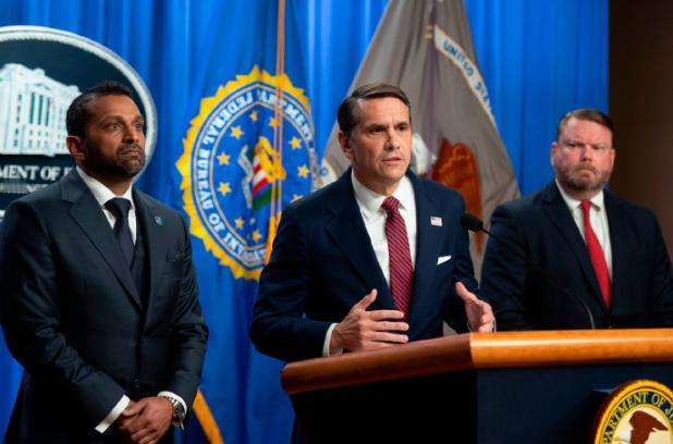 谁能想到一张普通贝壳照片竟惹惊天大祸！前FBI局长惨遭重磅指控，涉嫌威胁特朗普，