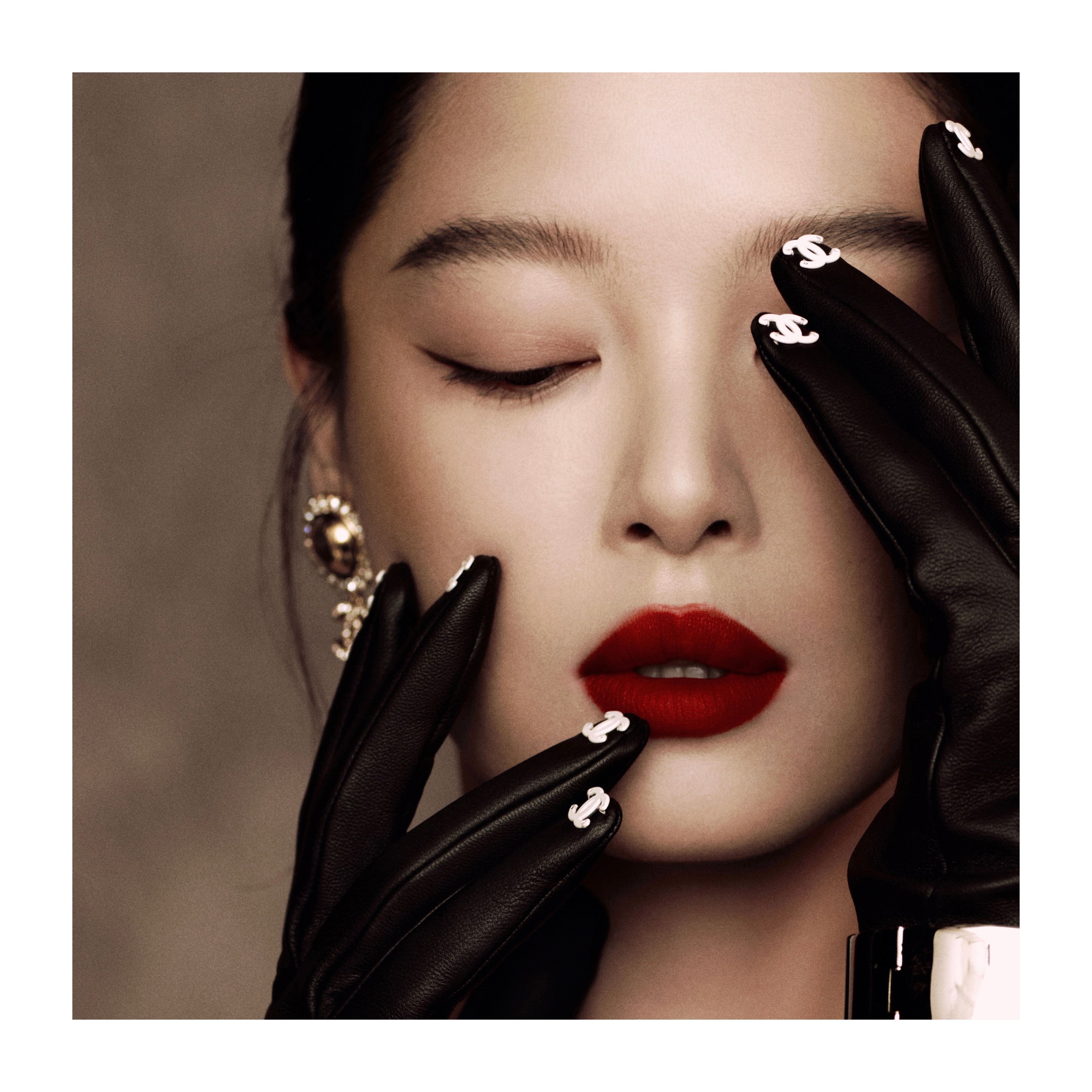 眉眼带光 ，自在盛放 ，新一岁续写影后荣光   ～   🏆辛芷蕾0408生日快