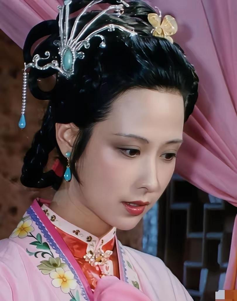 她还不美？
就初次见到琏二，眼含秋波，眉来眼去，那段戏，演技那么到位，长得那么美