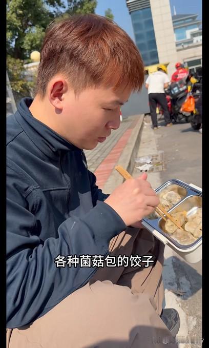 谢浩男小时候不幸被拐，二十多年在外辗转飘零，如今总算熬到了甜日子。学业走得顺顺当