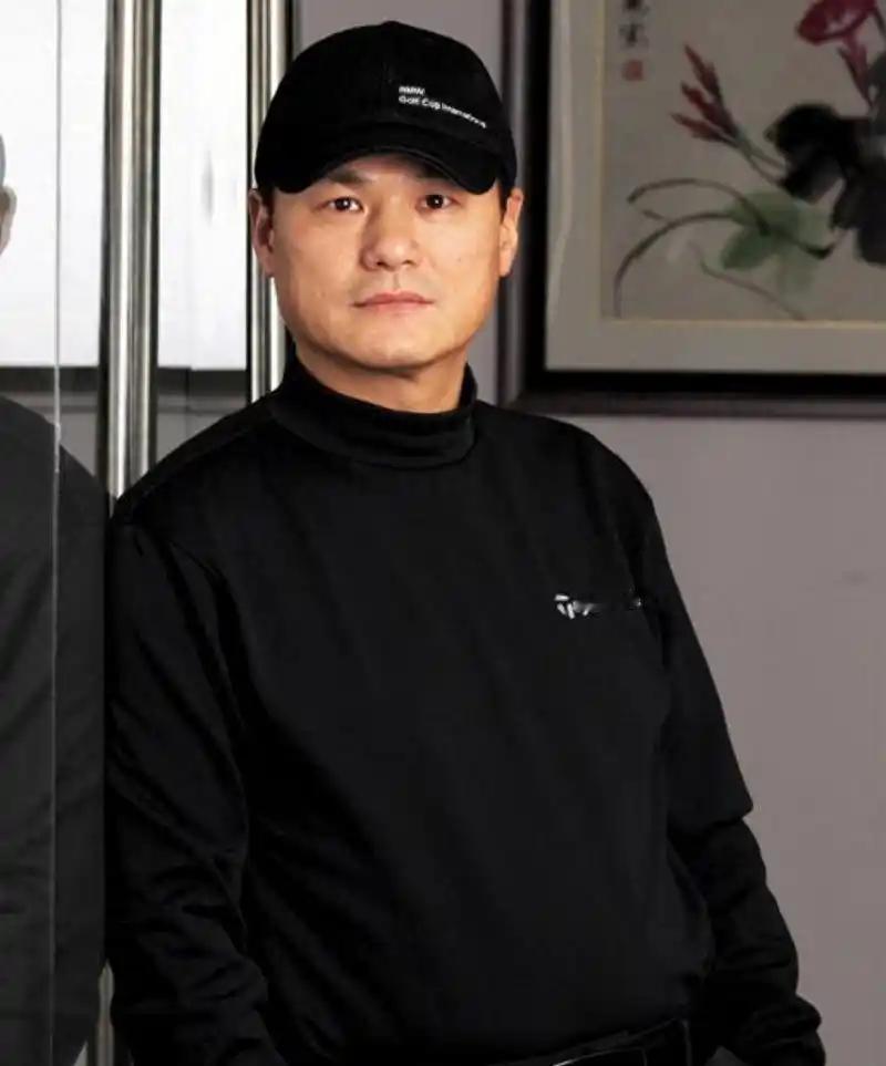 他曾是“歌坛天王”， 因流氓罪入狱后又成老赖，今63岁儿子才17。




主要