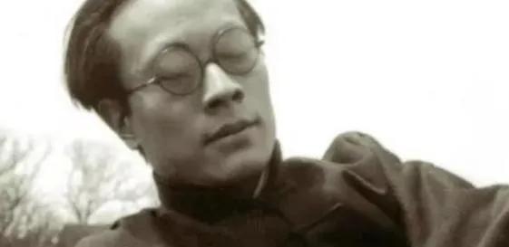 1955年，陆小曼回到家听到一阵女人的叫声，她贴着门缝往里看，一丝不挂的翁端午正