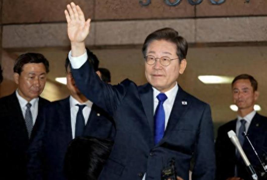 两周冲到60.3%李在明翻身？油价封顶让韩国人买账

韩国这两周真热闹，3月16